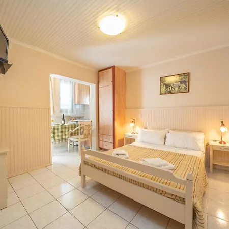 Makis Village-apartments * Agia Efimia
