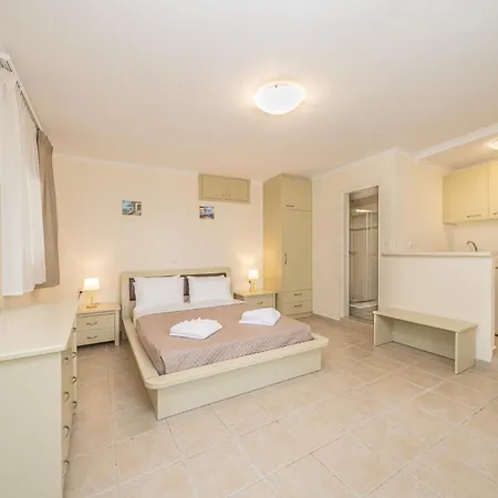 Апартаменты Makis Village-apartments Айя-Евфимия