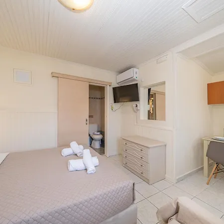 Makis Village-apartments アパート